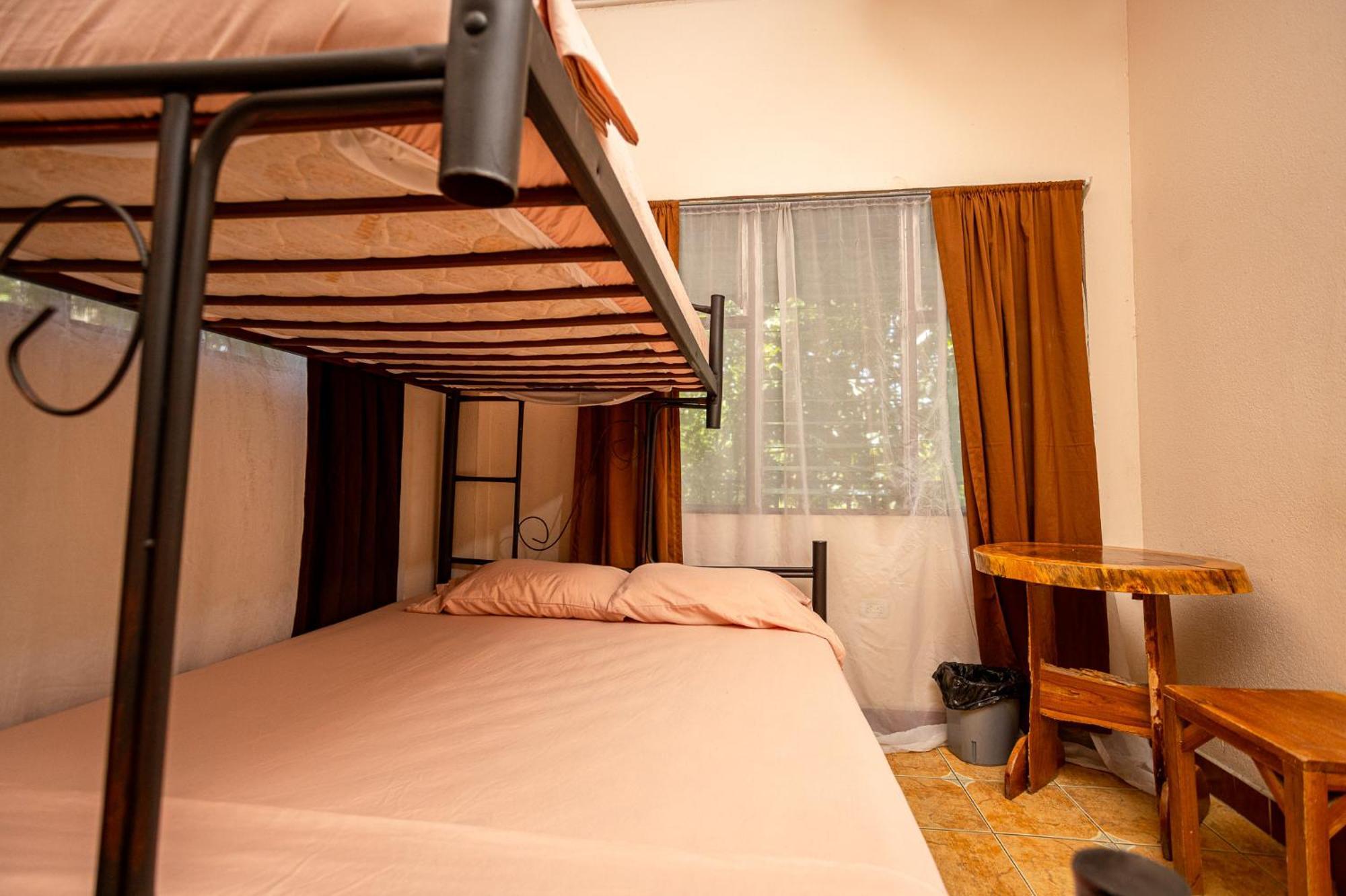 Manuel Antonio Hostel Экстерьер фото