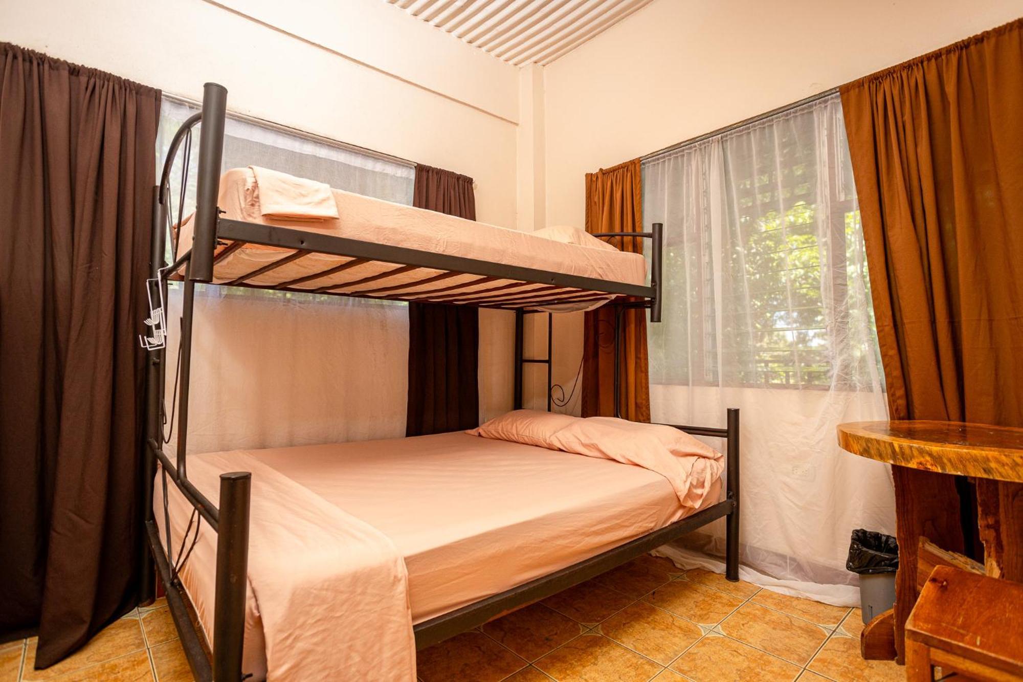 Manuel Antonio Hostel Экстерьер фото