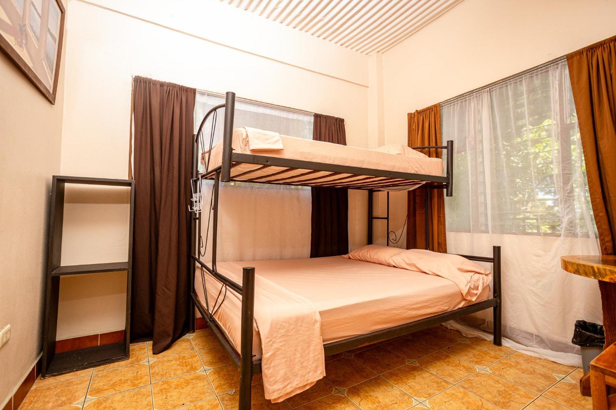 Manuel Antonio Hostel Экстерьер фото