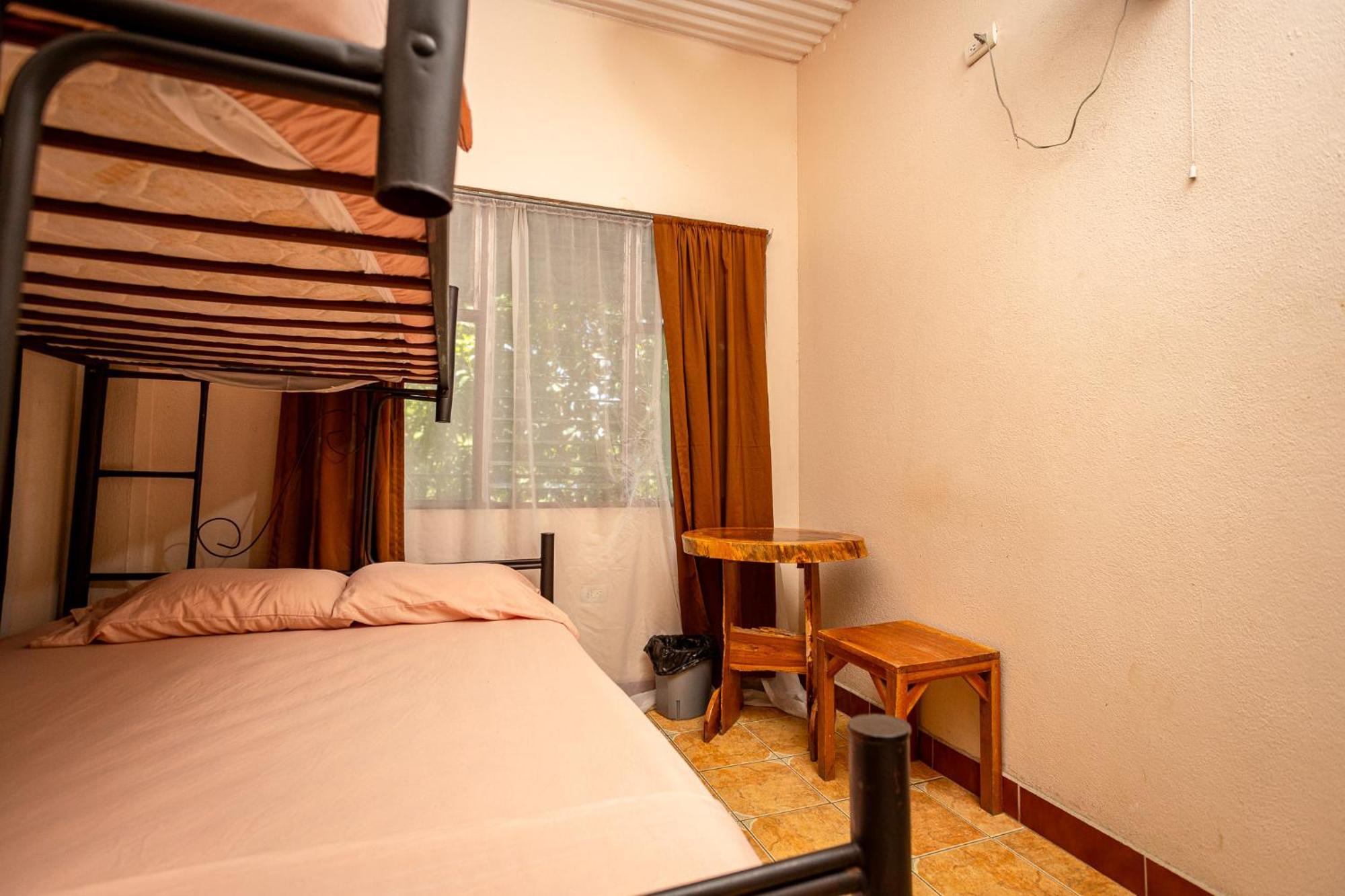 Manuel Antonio Hostel Экстерьер фото