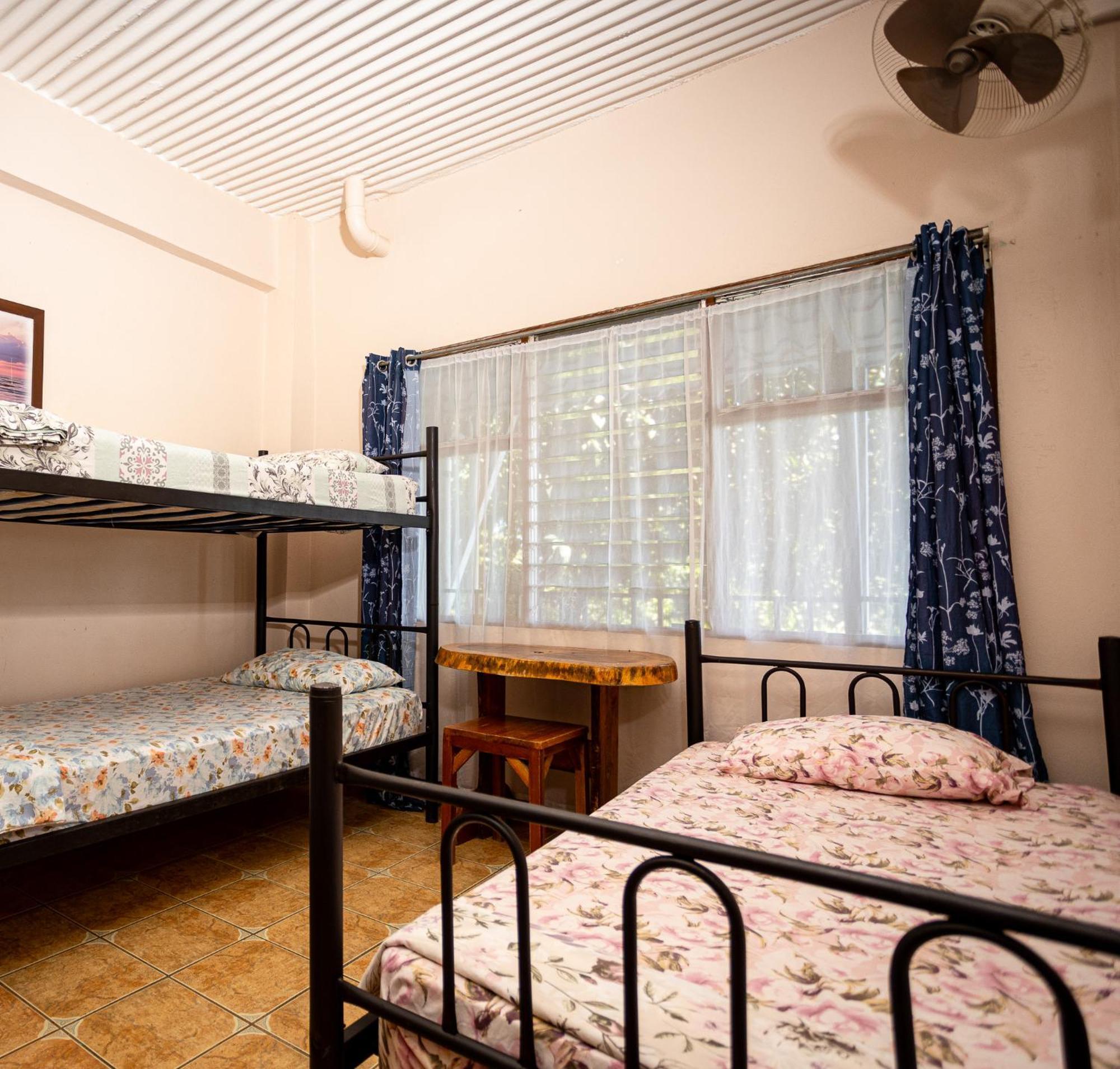 Manuel Antonio Hostel Экстерьер фото