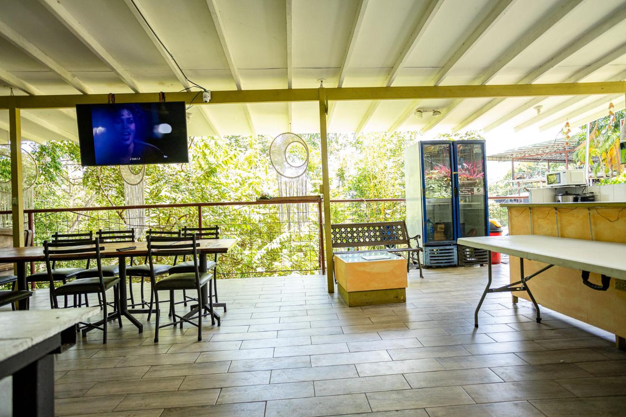 Manuel Antonio Hostel Экстерьер фото